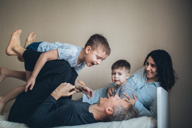 Jak napełnić kubek emocjonalny dziecka?